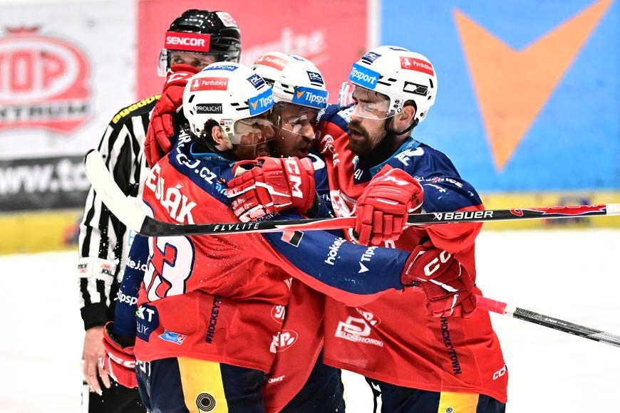 Těžká rána pro Třinec. Pardubice udeřily 76 vteřin před koncem a jsou krok od titulu