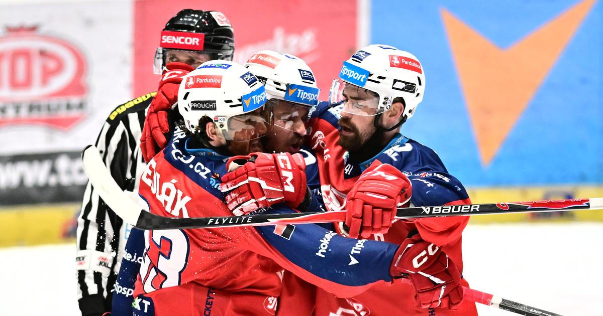 Těžká rána pro Třinec. Pardubice udeřily 76 vteřin před koncem a jsou krok od titulu