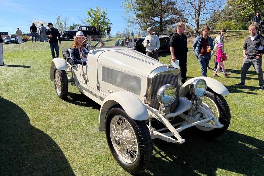 Nejcennější veterány na trávníku. Milionové Mercedesy se přetahují o pozornost s Ferrari z plakátů