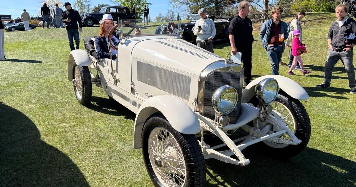 Nejcennější veterány na trávníku. Milionové Mercedesy se přetahují o pozornost s Ferrari z plakátů