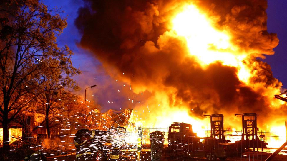 Ukrajina v plamenech: rozsáhlý noční úder zasáhl tři velká města