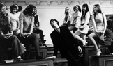 V hudební komedii Třicet panen a Pythagoras (1973) si Dagmar Patrasová (druhá zprava) zahrála roli studentky gymnázia. Byl to její herecký debut před kamerou.