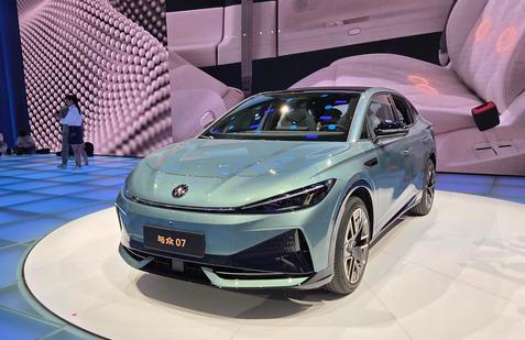 Na pekingském autosalonu měl premiéru zřejmě poslední Volkswagen, na jehož design měl vliv Jozef Kabaň.