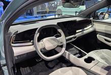 Kromě vnějšího designu zaujme novinka i interiérem, protože softwarová architektura vychází poprvé ze spolupráce s Xpengem.