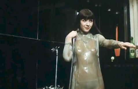 Scéna z filmu Vrchní, prchni!, ve které si knihkupec Dalibor Vrána v podání Josefa Abrháma představuje, jak ho Dagmar Patrasová jako Manuela svádí, patří k legendárním.