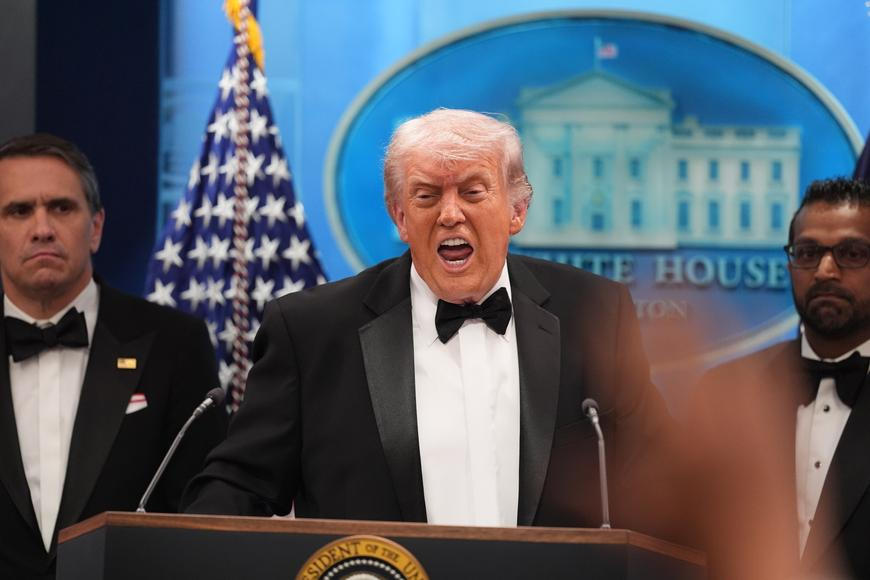 „Nejsem pedofil,“ obořil se Trump na novinářku. Popsal okamžiky úniku před střelbou