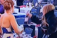 Někteří novináři zachovali chladnou hlavu 
a v klidu evakuovali sebe i šampaňské.