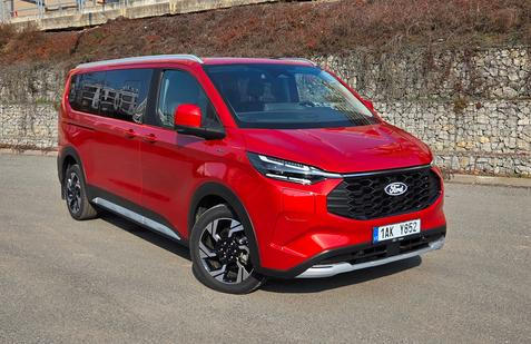 Ford má na českém trhu auto, které dokáže splnit práci rodinného dostavníku, ale i pracovní dodávky.