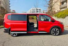 Tourneo Custom se nabízí ve dvou délkách a s dvojicí bočních posuvných dveří pro lepší nastupování.