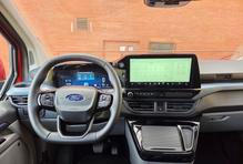 Palubní deska je stejná jako v jakémkoliv osobním autě. Všechny výbavy mají 12palcové digitální budíky a 13palcový multimediální systém.