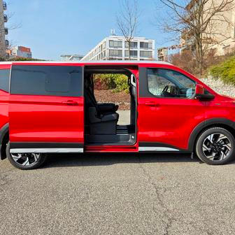 Tourneo Custom se nabízí ve dvou délkách a s dvojicí bočních posuvných dveří pro lepší nastupování.