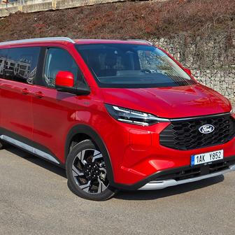 Ford má na českém trhu auto, které dokáže splnit práci rodinného dostavníku, ale i pracovní dodávky.