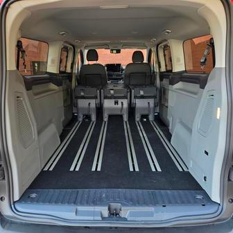 Případně můžete nechat vzadu jen druhou řadu sedadel a dostat prostor o objemu až 2285 litrů po opěradla. Maximálně pak převeze Tourneo Custom až téměř 5,5 tisíce litrů nákladu.