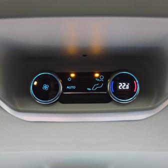 Pro zadní cestující je vždy k dispozici klimatizace, u nižší verze manuální, u vyšší verze jde o třetí zónu automatické klimatizace včetně elektrického přídavného topení.