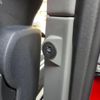 Rovněž nechybí nabíjecí USB porty.