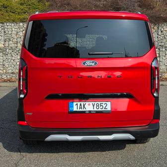 Zároveň má však auto na výšku pod dva metry, takže zajedete i do spousty garážových domů.
