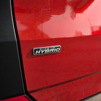 Tourneo Custom se nabízí s naftovým motorem, elektropohonem a rovněž jako benzinový plug-in hybrid.