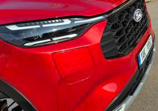 Plug-in hybrid přitom zvládne jen na elektřinu ujet ve městě až 72 kilometrů, takže ho tolik netrápí časté krátké popojíždění, kvůli kterému zejména naftové motory tolik trpí. 