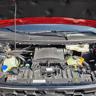 Ten kromě baterie a elektromotoru má v útrobách benzinový čtyřválec o objemu 2,5 litru. Celkem nabízí výkon 171 kW.