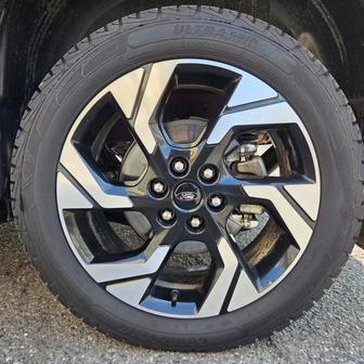 Všechny výbavy mají standardně litá kola se 17 nebo 19 palci.