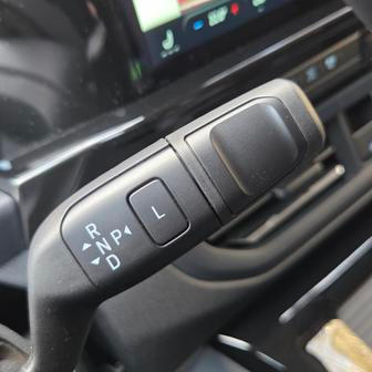 Plug-in hybridní pohon je spojený s automatickou převodovkou, turbodiesel se vedle samočinného řazení zase nabízí i s pohonem všech kol.