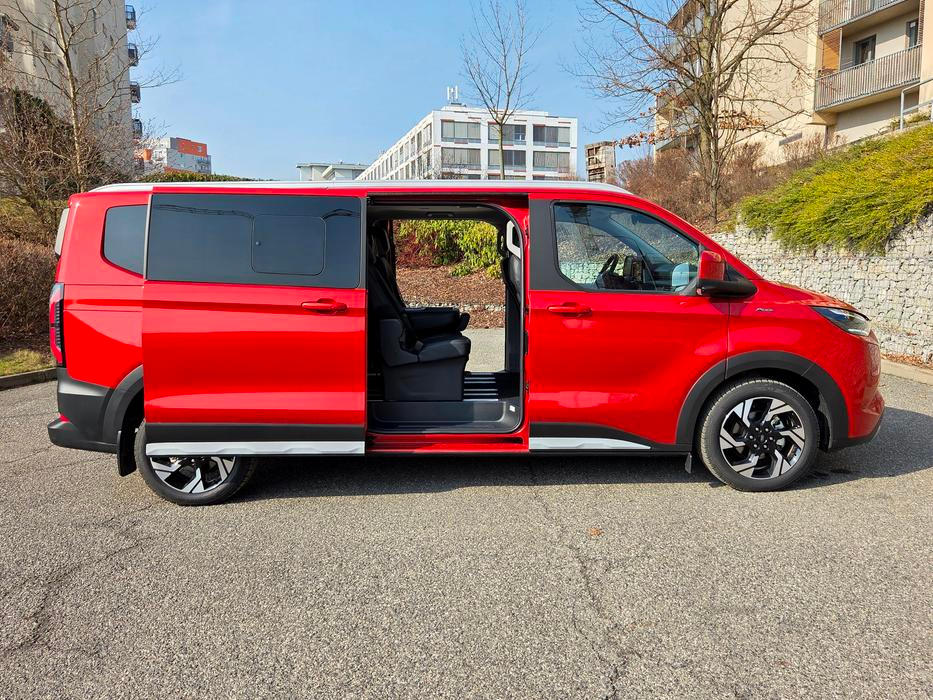 Tourneo Custom se nabízí ve dvou délkách a s dvojicí bočních posuvných dveří pro lepší nastupování.