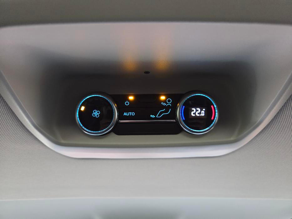 Pro zadní cestující je vždy k dispozici klimatizace, u nižší verze manuální, u vyšší verze jde o třetí zónu automatické klimatizace včetně elektrického přídavného topení.