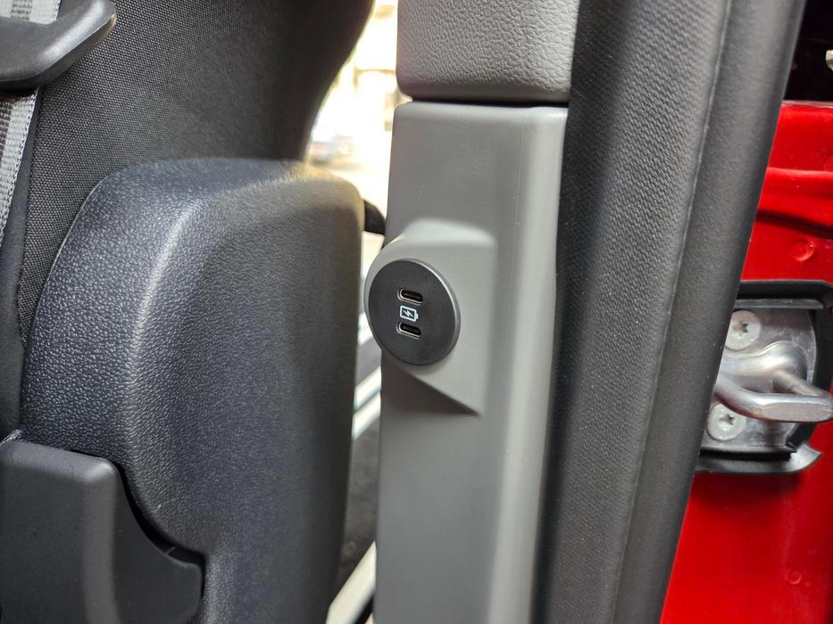 Rovněž nechybí nabíjecí USB porty.