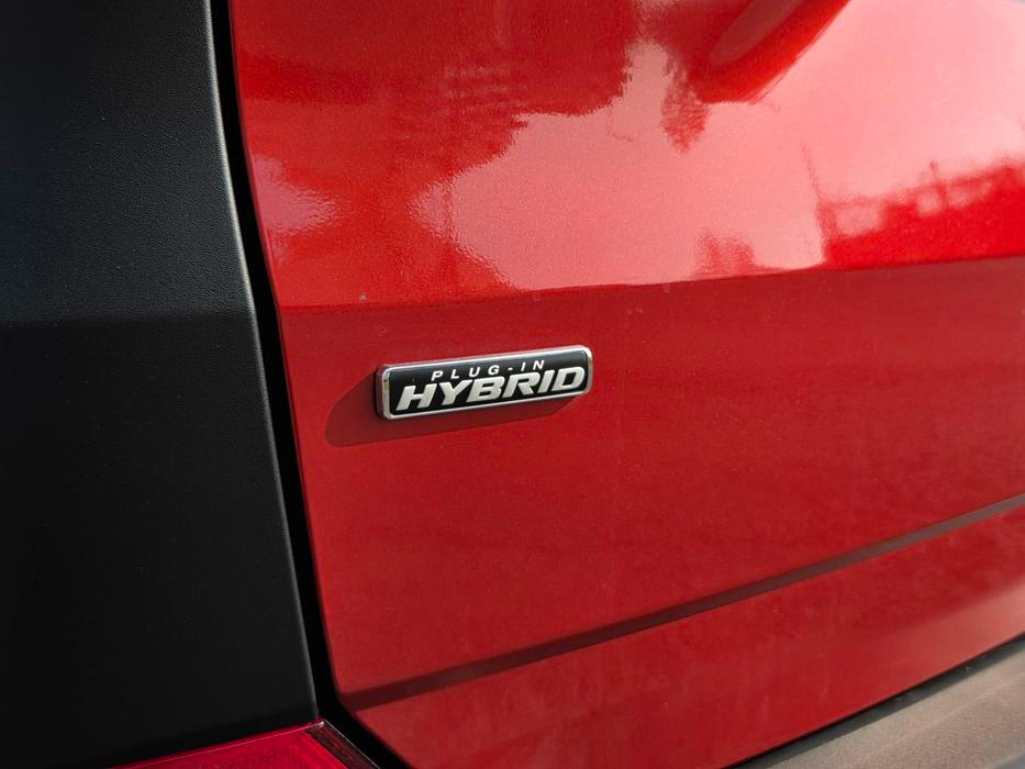 Tourneo Custom se nabízí s naftovým motorem, elektropohonem a rovněž jako benzinový plug-in hybrid.