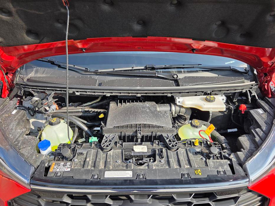 Ten kromě baterie a elektromotoru má v útrobách benzinový čtyřválec o objemu 2,5 litru. Celkem nabízí výkon 171 kW.
