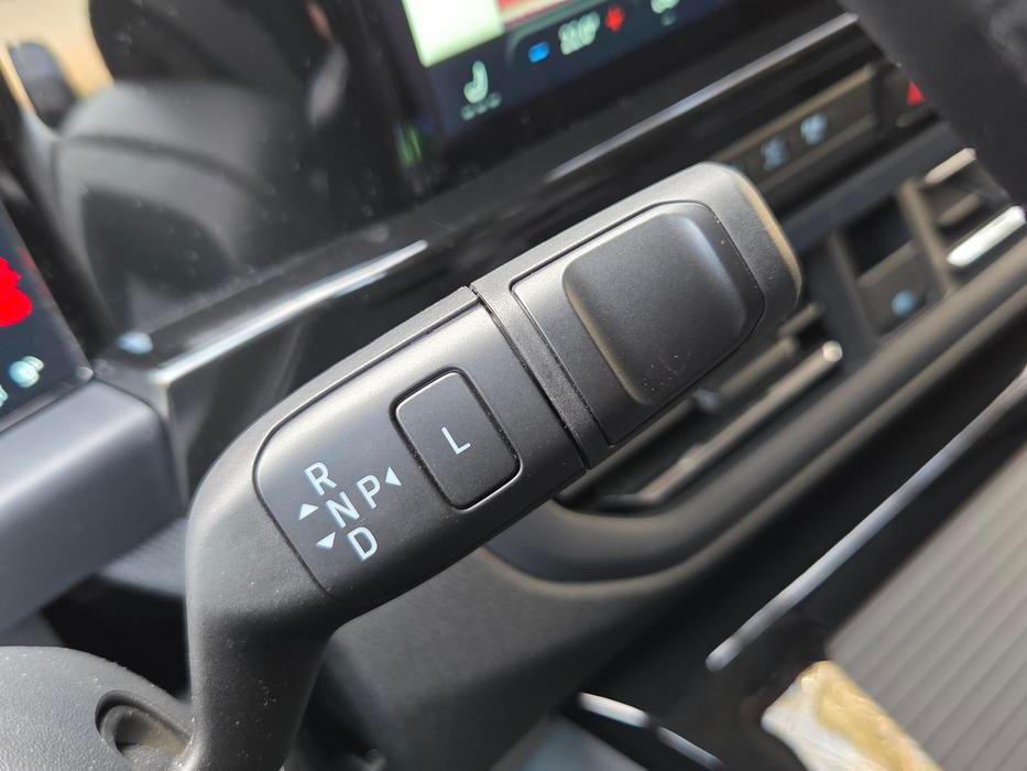 Plug-in hybridní pohon je spojený s automatickou převodovkou, turbodiesel se vedle samočinného řazení zase nabízí i s pohonem všech kol.