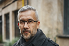 Novinář a marketér Petr Nutil píše o manipulacích, médiích a lidském chování. Ve svých knihách se zabývá tím, jak lidé přemýšlí, čemu věří a proč se nechávají ovlivnit.