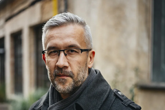 Novinář a marketér Petr Nutil píše o manipulacích, médiích a lidském chování. Ve svých knihách se zabývá tím, jak lidé přemýšlí, čemu věří a proč se nechávají ovlivnit.