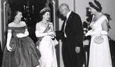 1957: Královna Alžběta II. absolvovala svou první státní návštěvu USA u prezidenta Dwighta D. Eisenhowera, kterou provázely mimořádné ceremoniály a obrovský zájem americké veřejnosti.