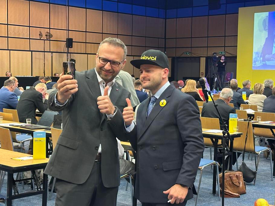 Marian Jurečka má ve vedení strany velmi blízko k novému prvnímu místopředsedovi KDU-ČSL Benjaminu Činčilovi (vpravo), který pro něj pracoval, když byl Jurečka poslední čtyři roky ministrem práce a sociálních věcí.