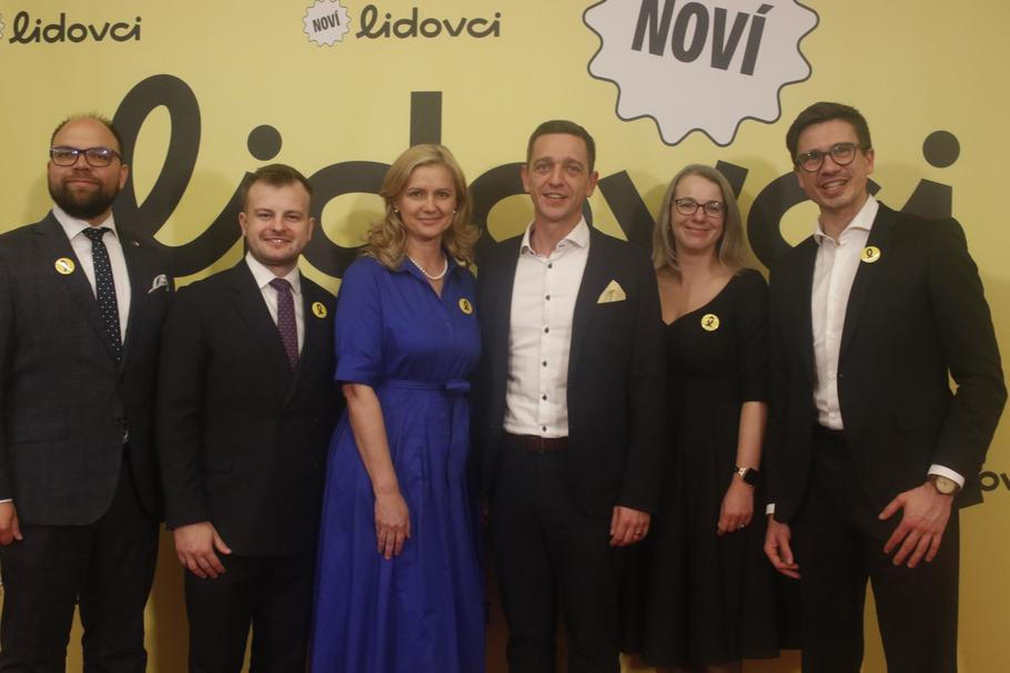 Nový předseda KDU-ČSL Jan Grolich společně s dalšími členy vedení.  Mohl by je doplnit jako člen předsednictva Marian Jurečka, pokud bude zvolený předsedou poslaneckého klubu.