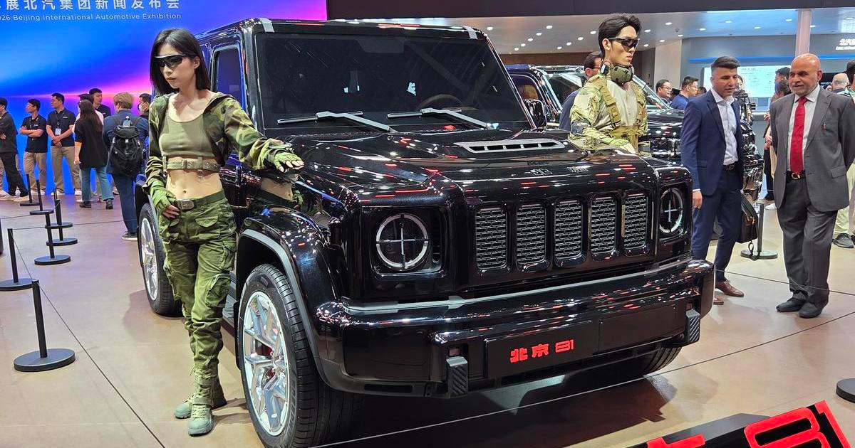 Holky a bizár. Čínský autosalon přinesl v Evropě už dávno zapovězené věci