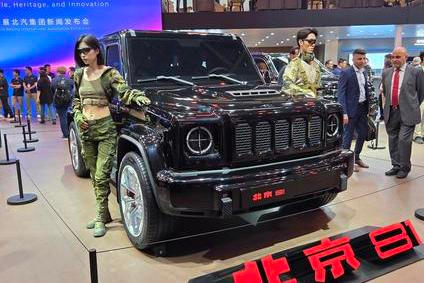 Divoká kopie Mercedesu třídy G automobilky BAIC, kterou doplnila dvojice oděná do vojenského oblečení.