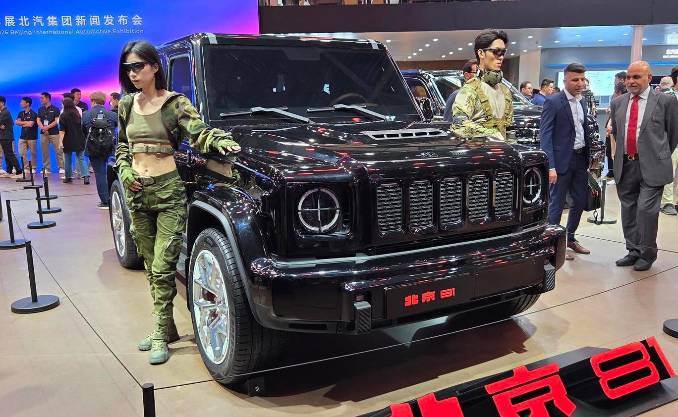 Divoká kopie Mercedesu třídy G automobilky BAIC, kterou doplnila dvojice oděná do vojenského oblečení.