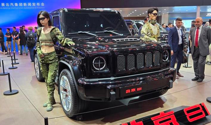 Divoká kopie Mercedesu třídy G automobilky BAIC, kterou doplnila dvojice oděná do vojenského oblečení.