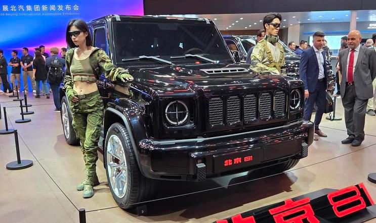 Divoká kopie Mercedesu třídy G automobilky BAIC, kterou doplnila dvojice oděná do vojenského oblečení.