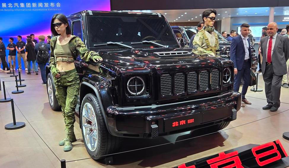 Divoká kopie Mercedesu třídy G automobilky BAIC, kterou doplnila dvojice oděná do vojenského oblečení.