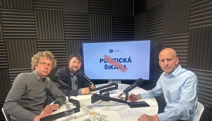 Redaktoři Aktuálně.cz  (zleva) Vratislav Dostál a Radek Bartoníček při pondělní debatě se šéfredaktorem Matyášem Zrnem.