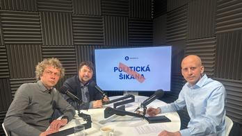 Redaktoři Aktuálně.cz  (zleva) Vratislav Dostál a Radek Bartoníček při pondělní debatě se šéfredaktorem Matyášem Zrnem.