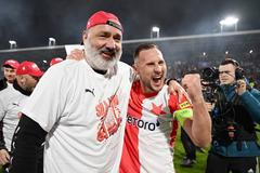 Fotbal - Chance liga 2024/25 - skupina o titul - Olomouc - Slavia (v bílo - červeném)