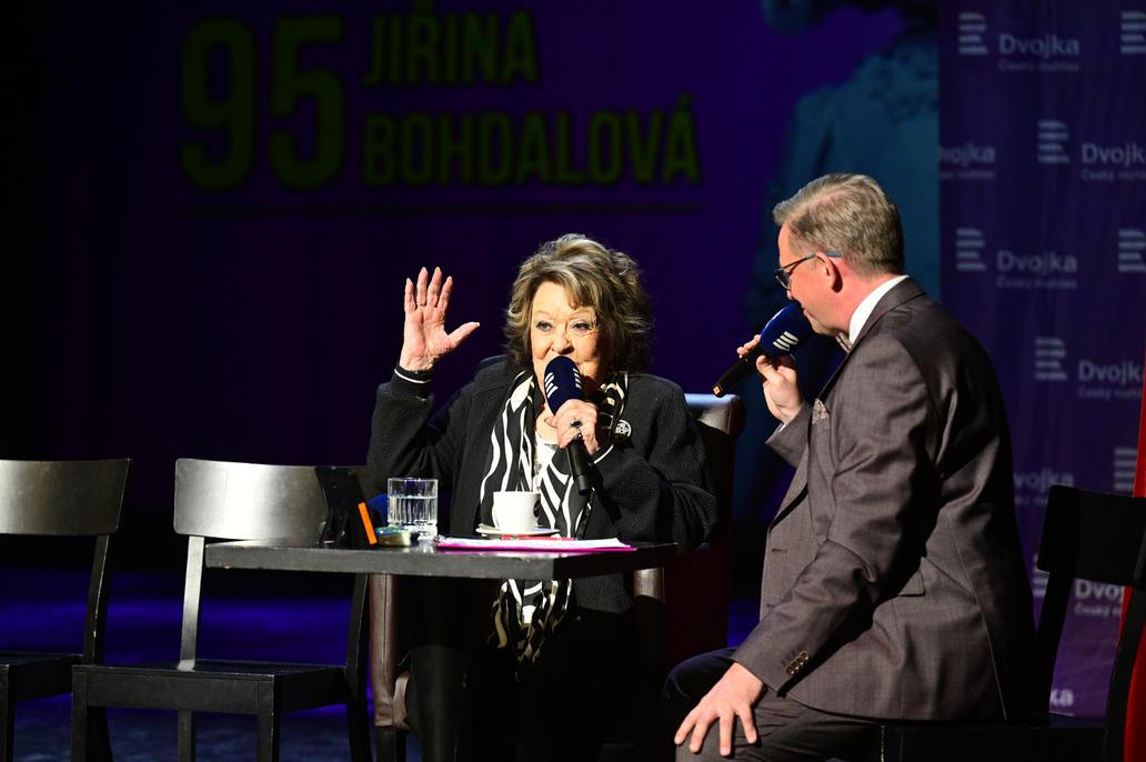 Natáčení narozeninového speciálu pořadu Tobogan a zároveň jediná veřejná oslava 95. narozenin Jiřiny Bohdalové. Natáčení narozeninového speciálu pořadu Tobogan a zároveň jediná veřejná oslava 95. narozenin Jiřiny Bohdalové.