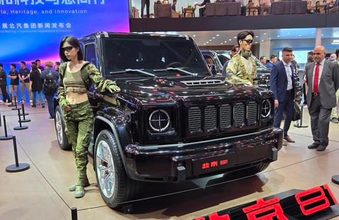 Asi nejokatější kopií na pekingském autosalonu byl nový BAIC B81, který se ukázal přímo naproti stánku Mercedesu. I s třídou G, kterou novinka opravdu hodně připomíná.