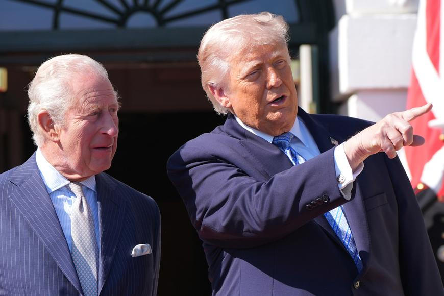 Trump s manželkou přivítali v Bílém domě krále Karla III. s chotí Camillou