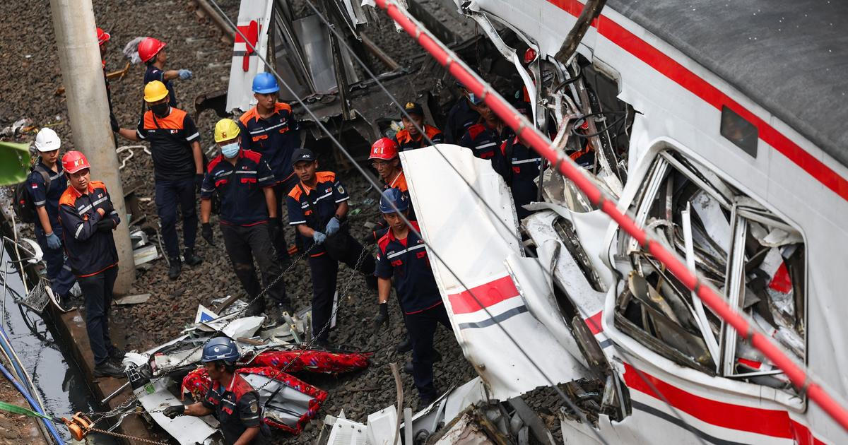 Po srážce vlaků v Jakartě zemřelo nejméně 14 lidí, téměř stovka dalších je zraněná