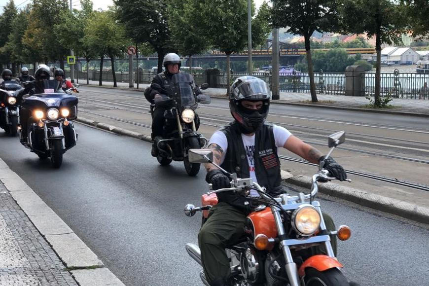 Policie na západě Německa podniká obří razii proti motorkářským gangům